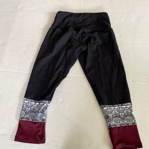 BOGO Radiate Capri leggings white black maroon XS